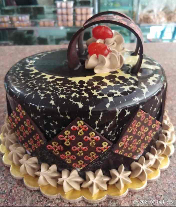Flower delivery in Mathura, birthday cake delivery in Mathura, cake shop in  Vrindavan.
