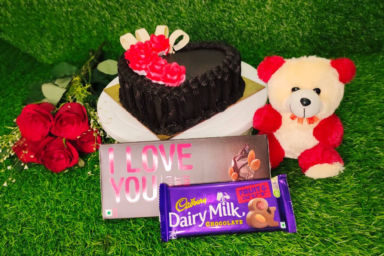 Buy/Send Heart Shape Strawberry Sorry Cake Online @ Rs. 1679 - SendBestGift