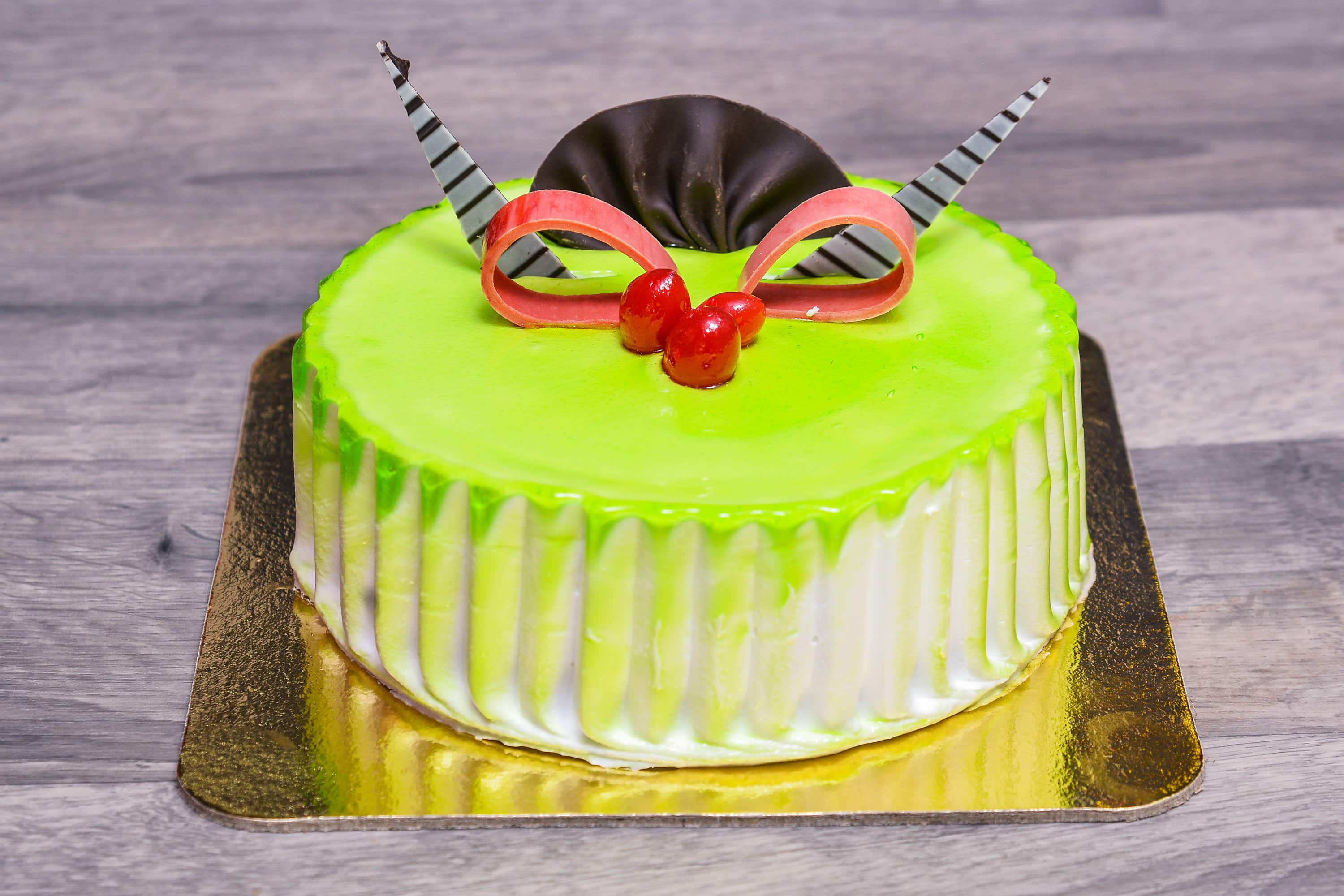 One Kg Kewi Cake @ Best Price | Giftacrossindia