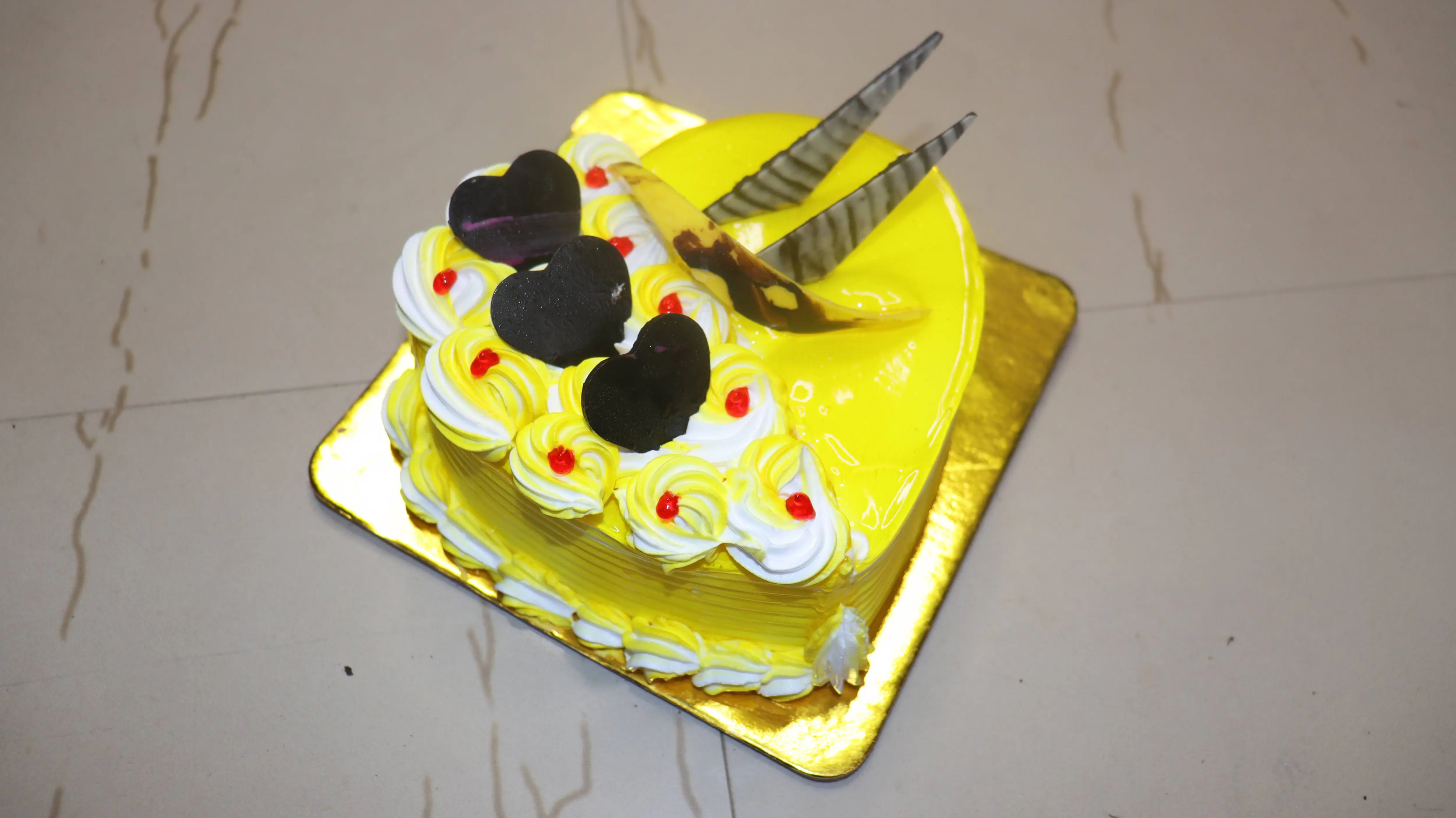 Pineapple Heart Shape Cake [500 Grams]