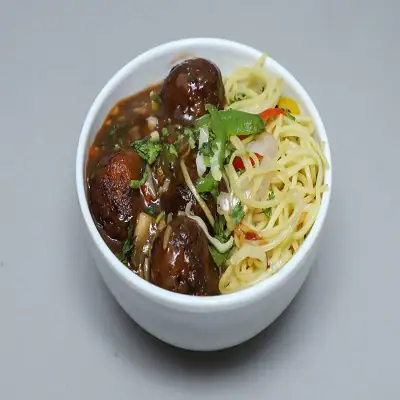 Veg Hakka Noodles With Veg Manchurian Gravy (650 Ml)