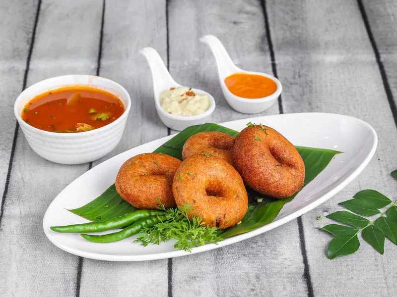 Medu Vada With Sambar & Chutney