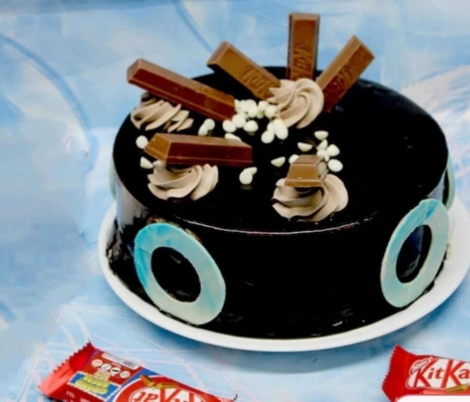 KitKat Gems Chocolate Cake