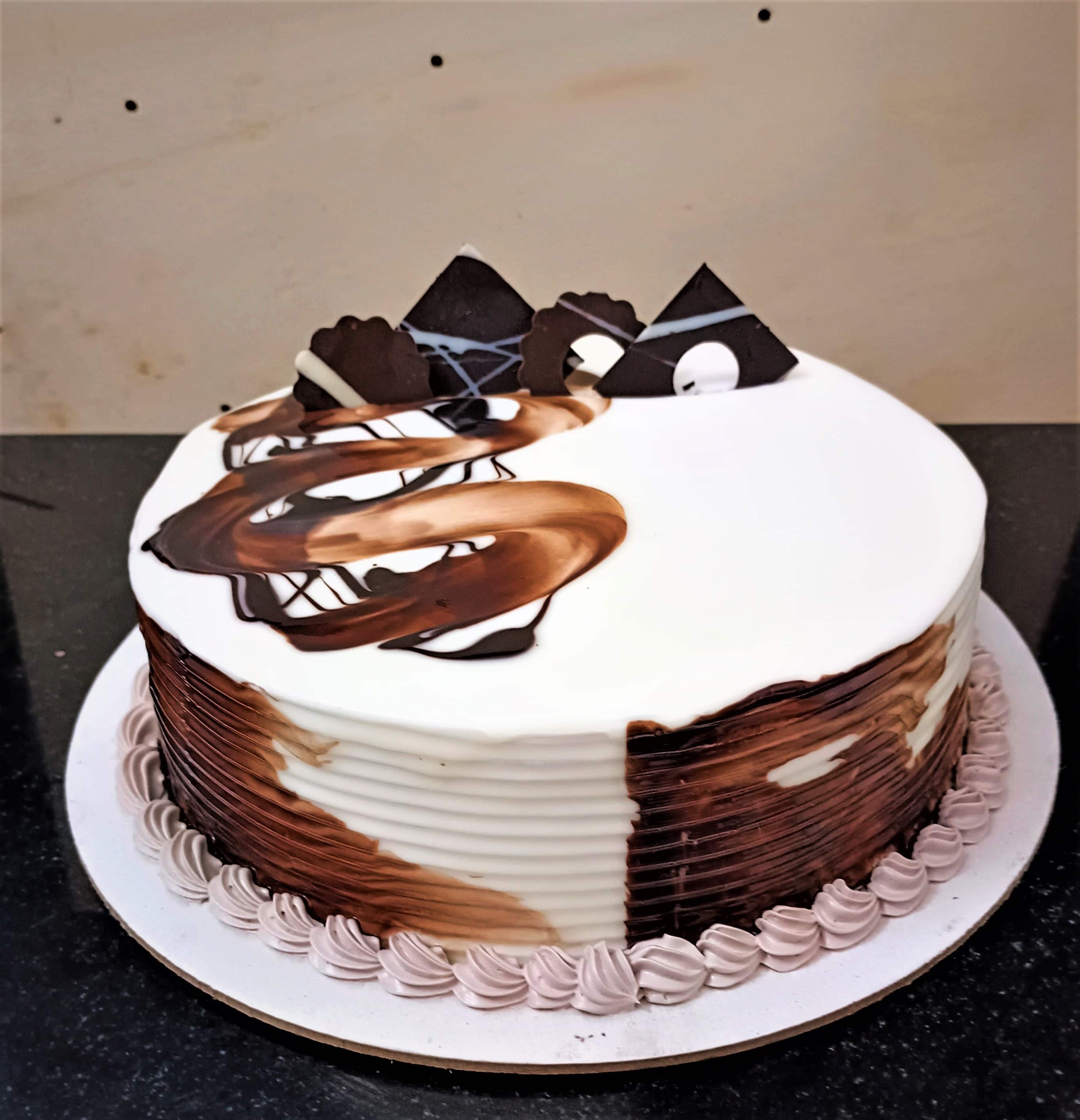𝐕𝐚𝐧𝐜𝐡𝐨 𝐕𝐚𝐧𝐢𝐥𝐥𝐚 𝐂𝐡𝐨𝐜𝐨𝐥𝐚𝐭𝐞 🍫 𝐂𝐚𝐤𝐞 Vancho Vanilla  Cake Is Awesome 😋 Combination Of Chocolate And Vanilla Cake Topped With  White And Dark Chocolate Ganache.... | By Just BakeFacebook