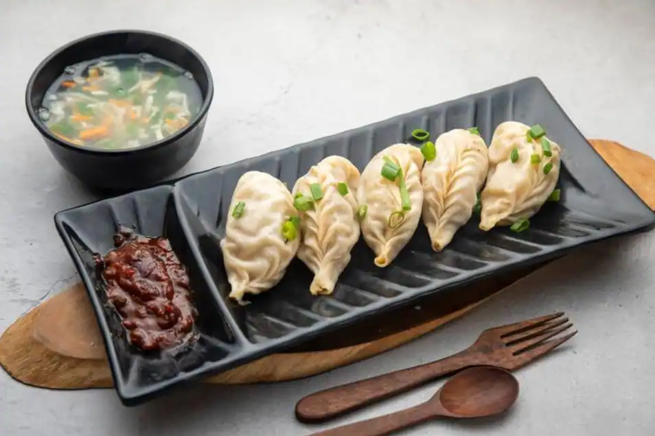 Steamed Chicken Momos [5 Pieces]