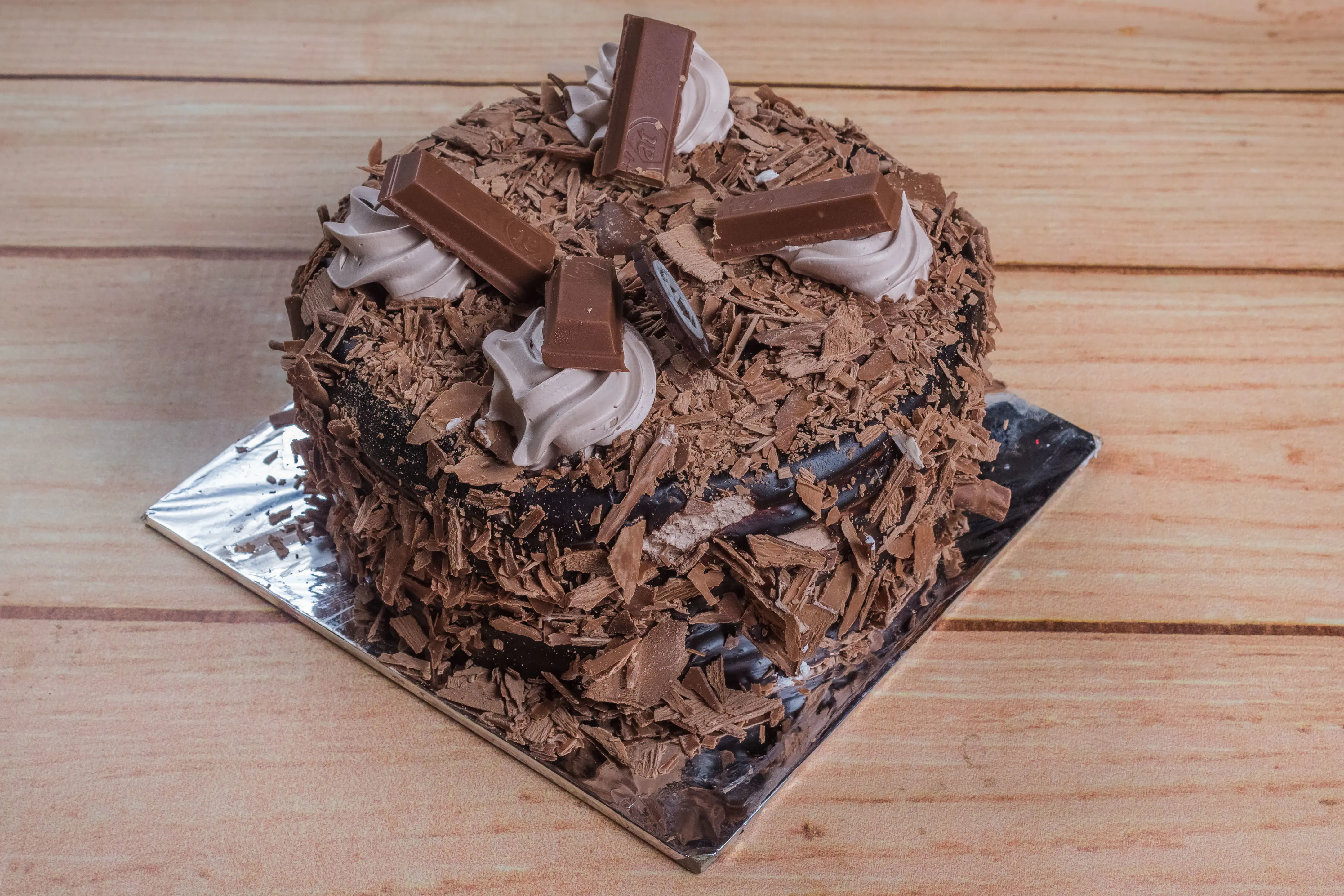 Kit Kat Cake [500 Grams]