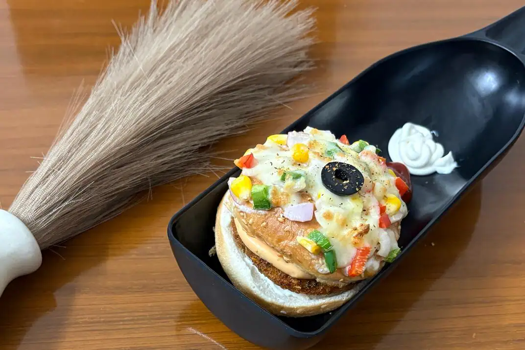 Special Veg Burgizza [Serves 1]