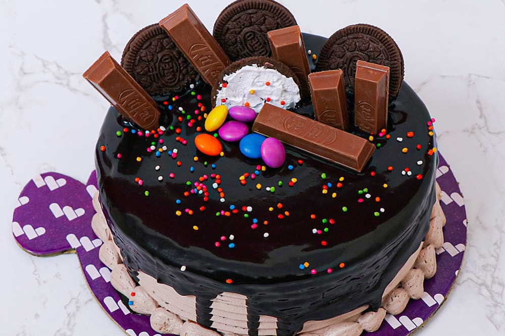 M81) KitKat & Oreo, Gems Birthday Cake (1 Kg). – Tricity 24