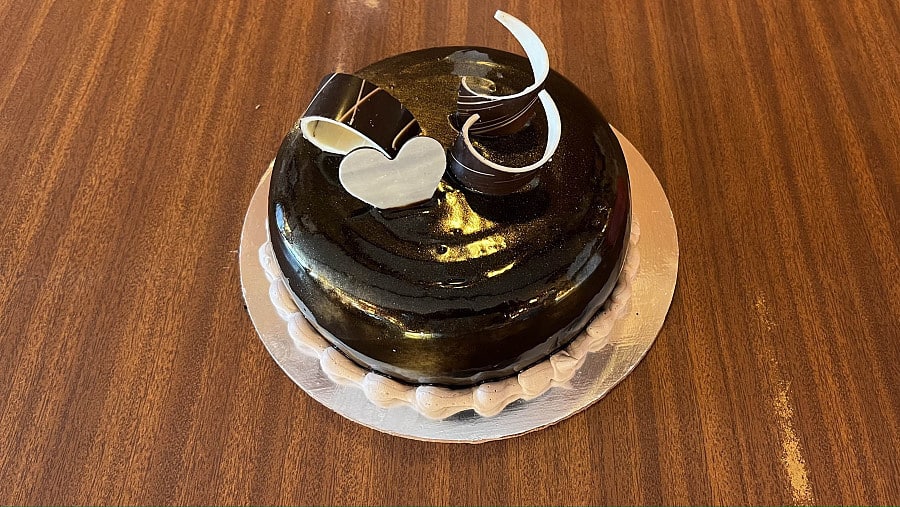 3Pound Cake with golden Chocolate balls | Instagram