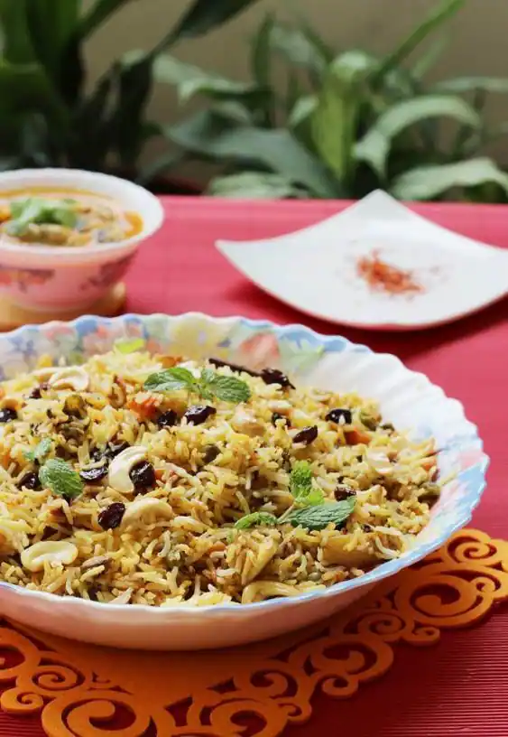 Veg Hyderabadi Biryani With Raita