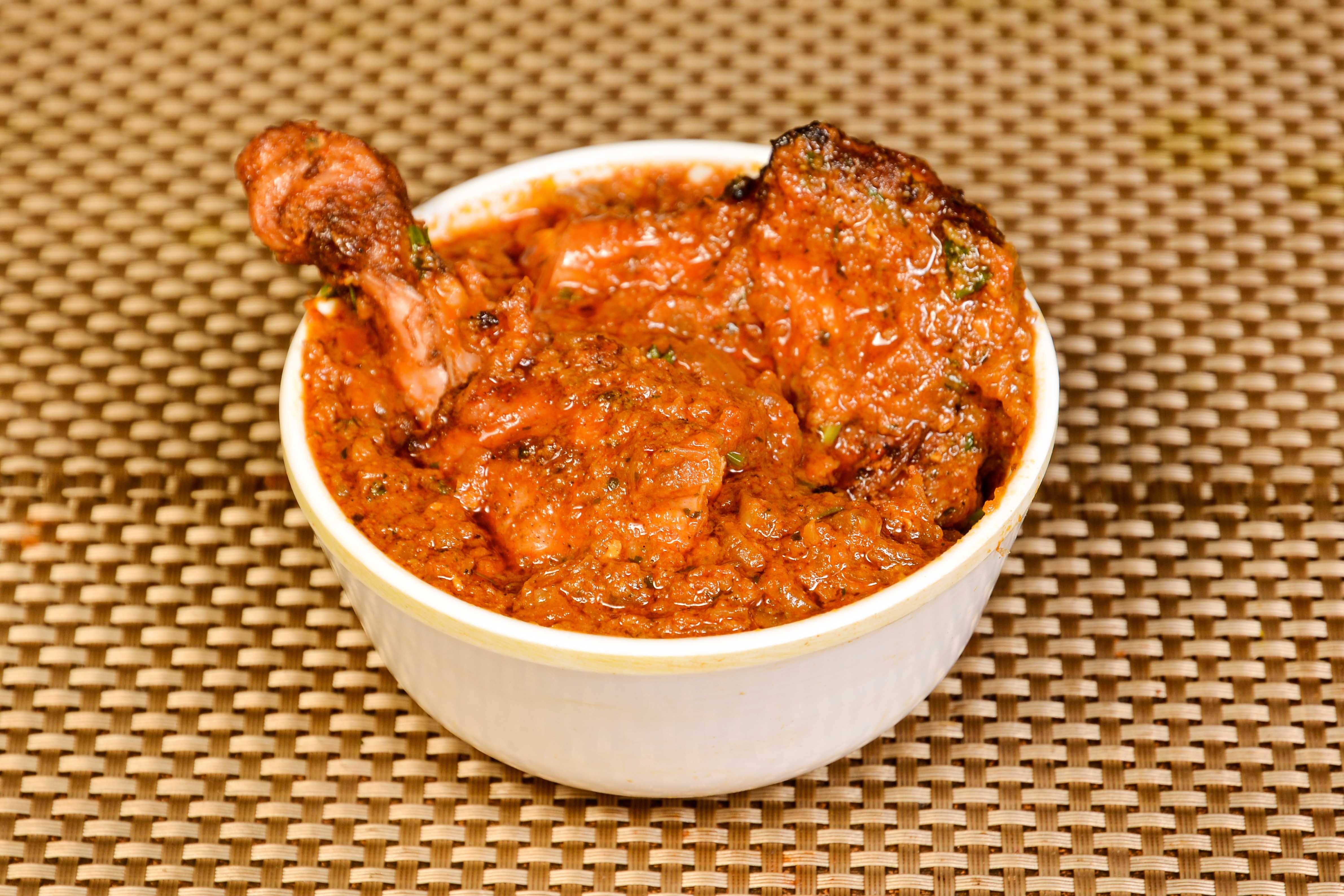 Tawa Chicken (500ml) + 4 Tandoori Pyaj Roti + 1 Coke 250ml