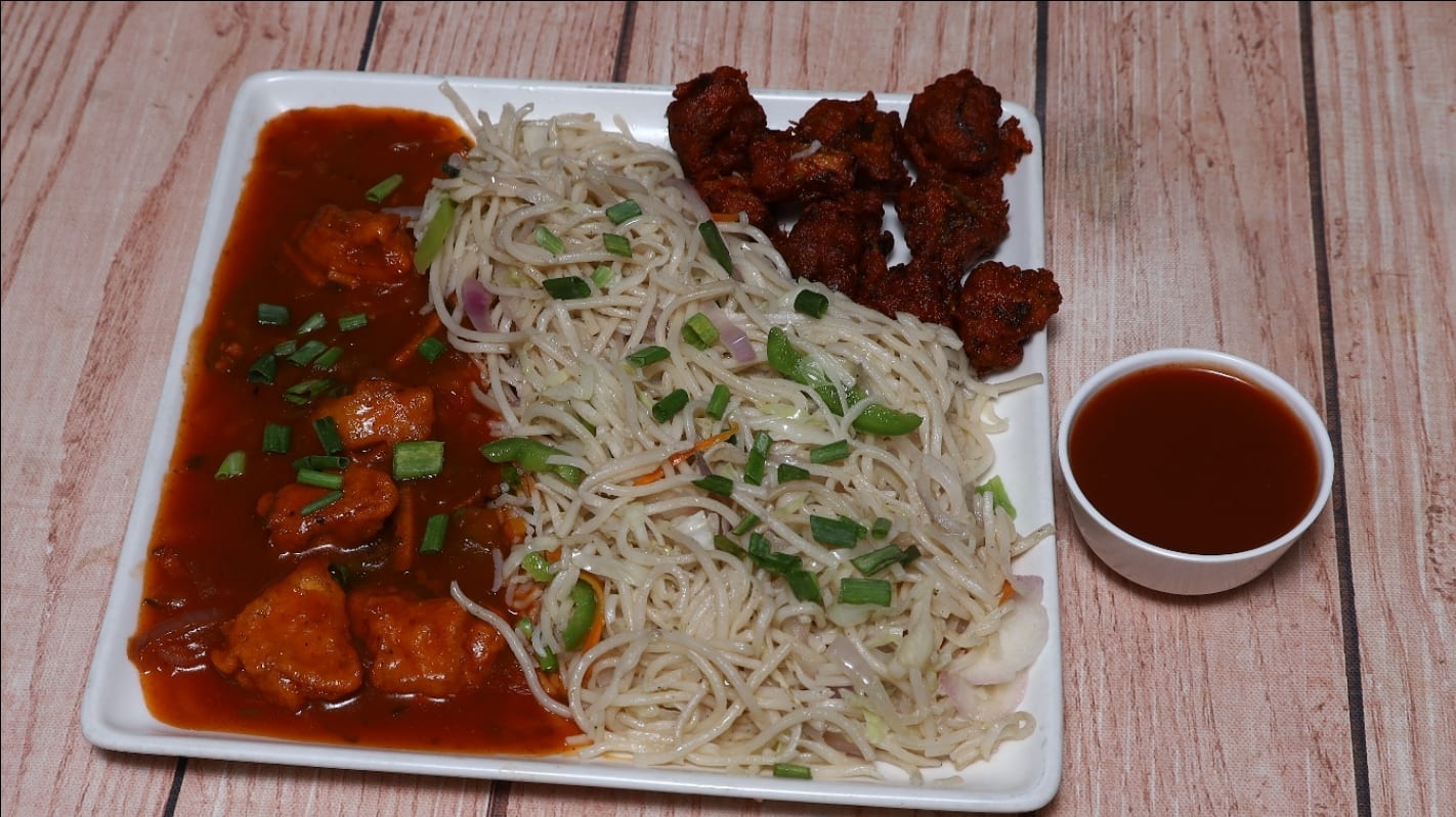 Chicken Noodles With Chilli Chicken Gravy [Half]