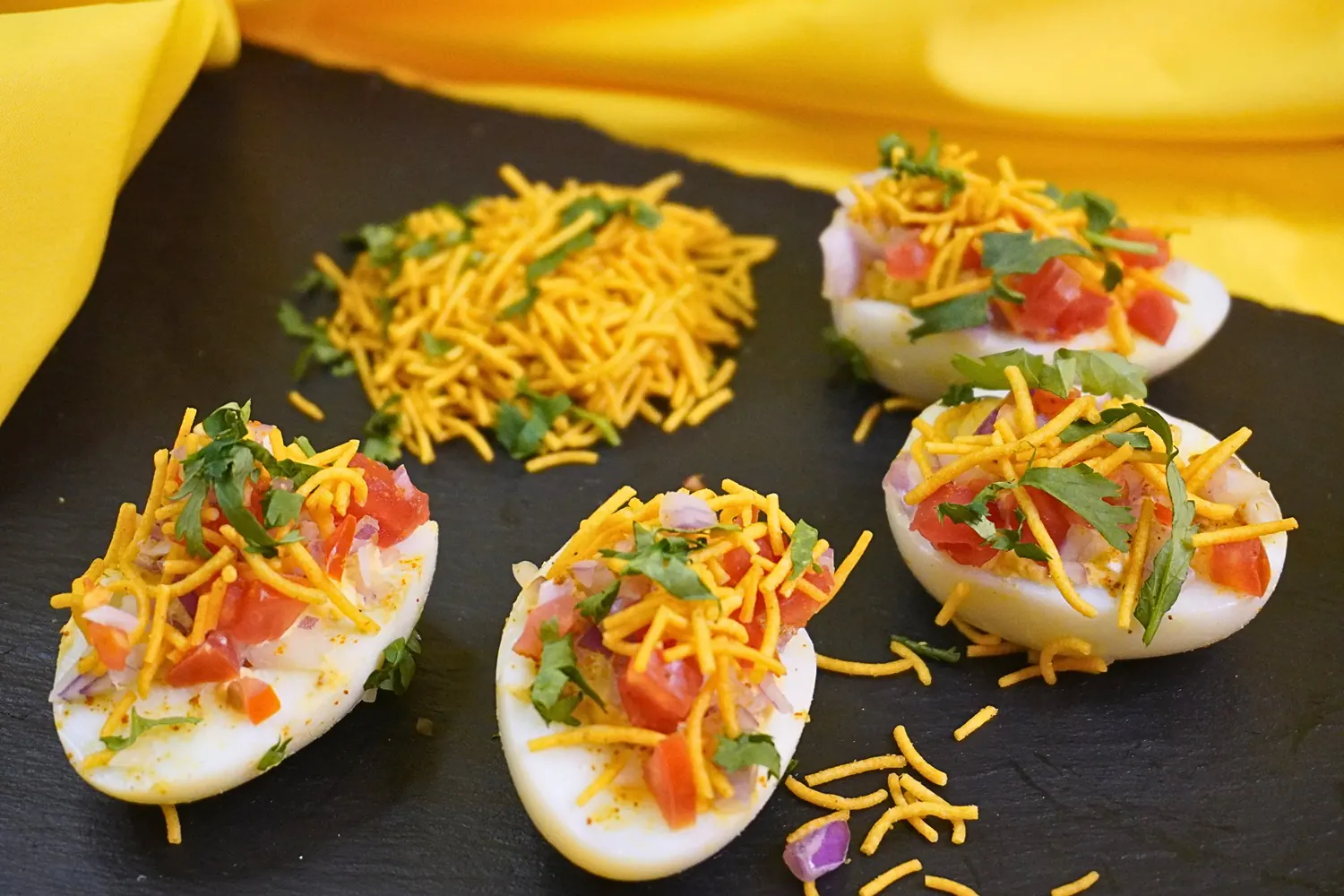 Aadha Anda Sev Puri