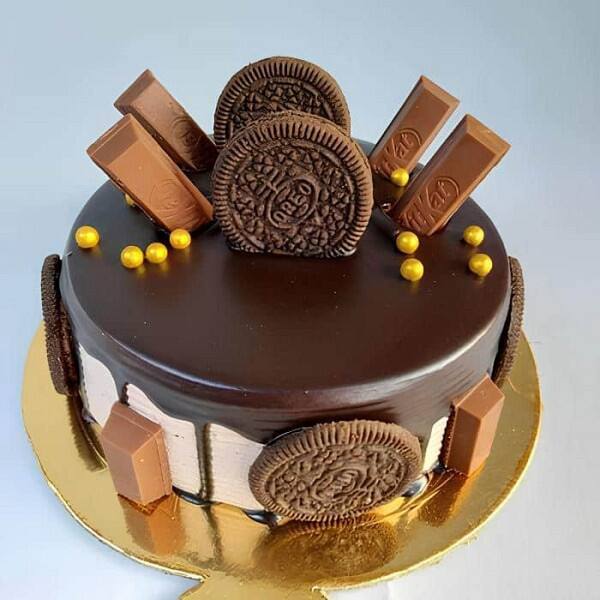 Crunchy KitKat Chocolate Cake