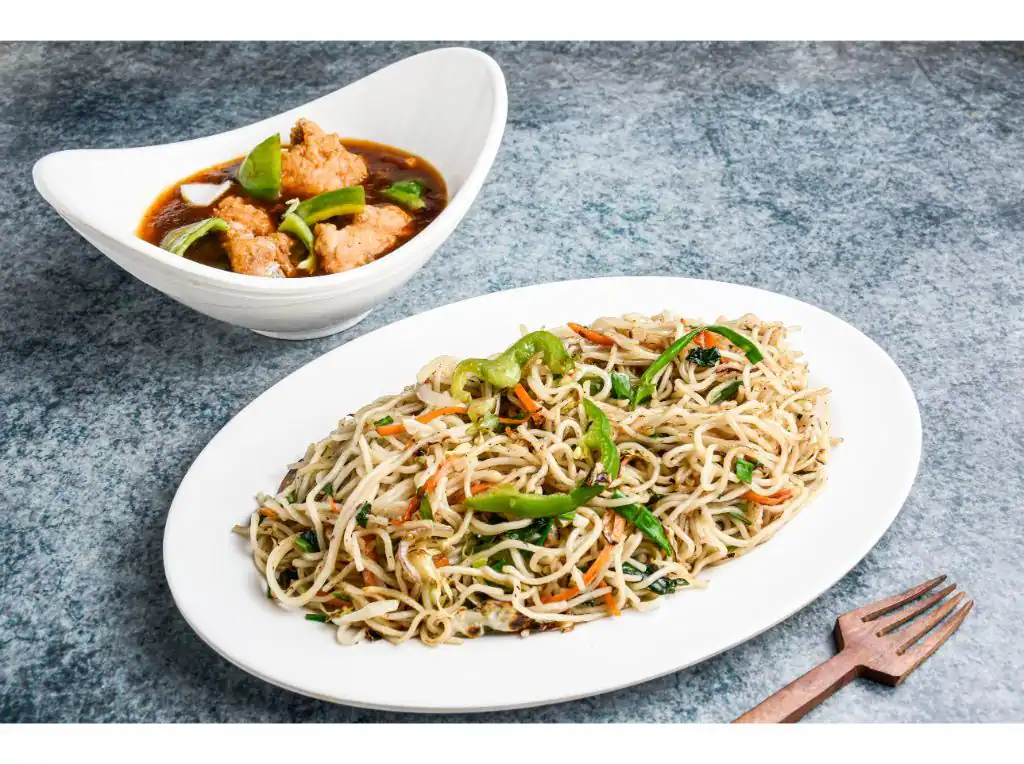 Veg Hakka Noodles With Boneless Chilli Chicken [3 Pieces]