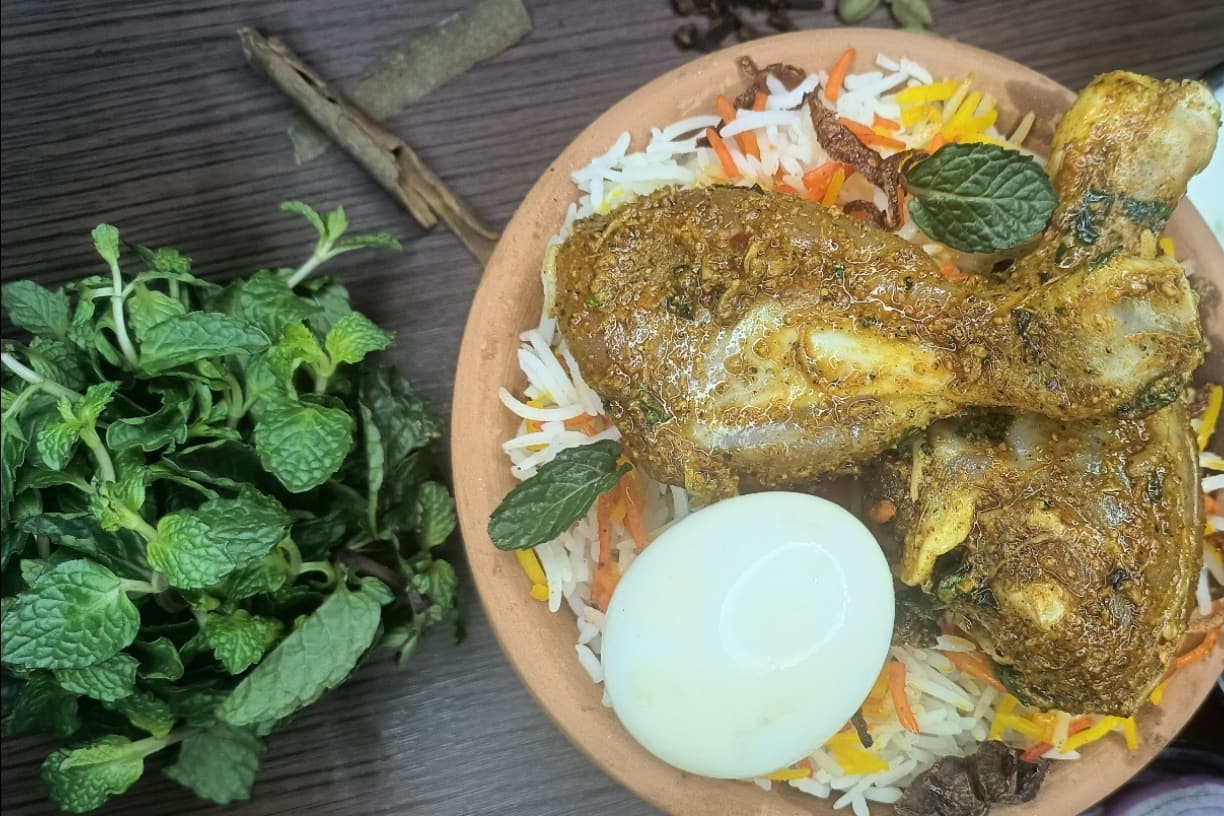 Chicken Lucknowi Biryani In Matka[Half]