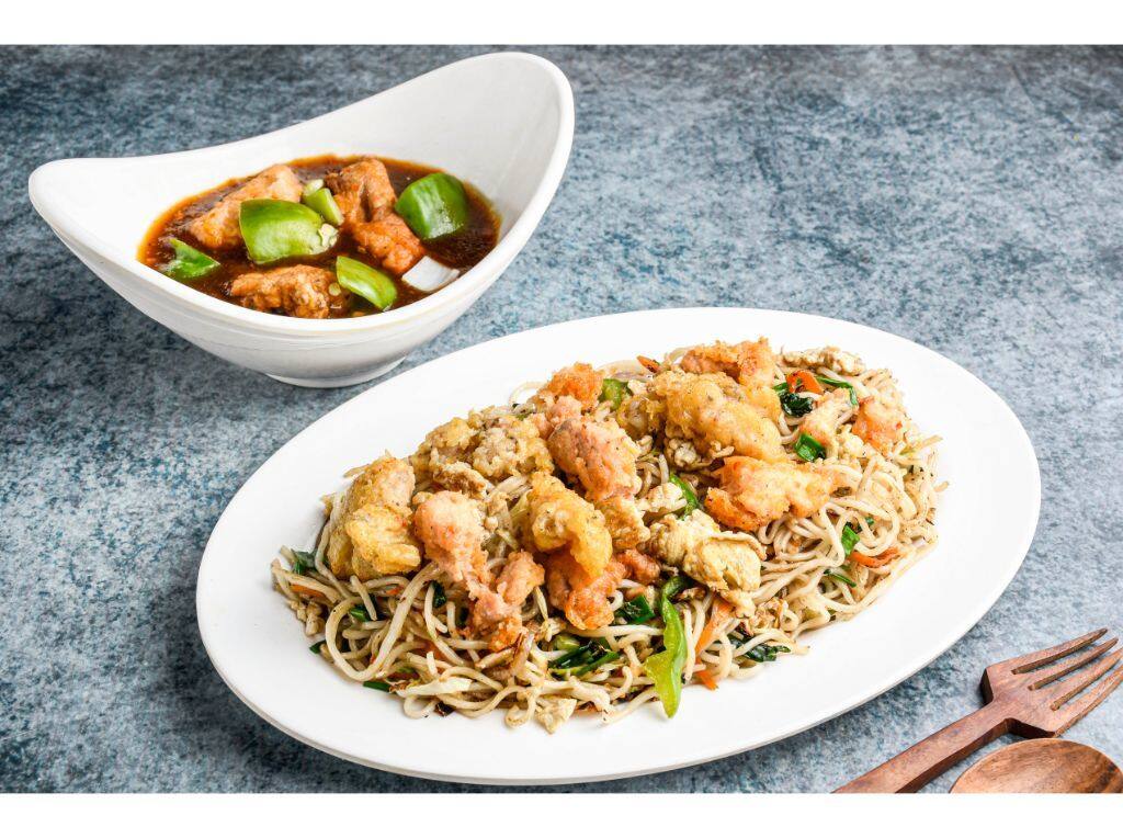 Mixed Hakka Noodles With Boneless Chilli Chicken [3 Pieces]