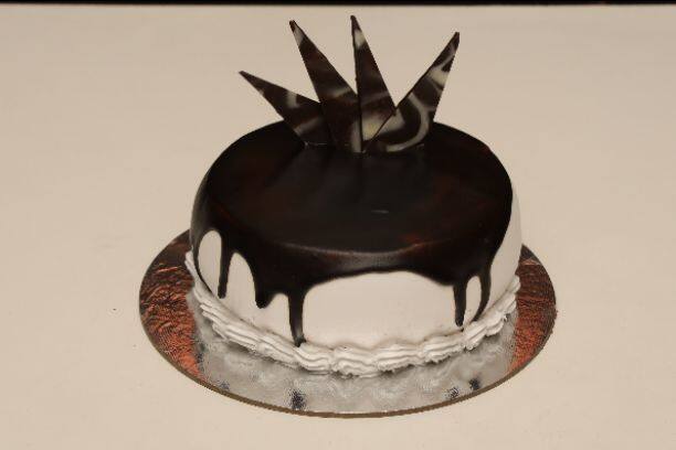 Premium Photo | Decadent Chocolate Berry Cake Berry Blast Birthday Cake  Generative AI