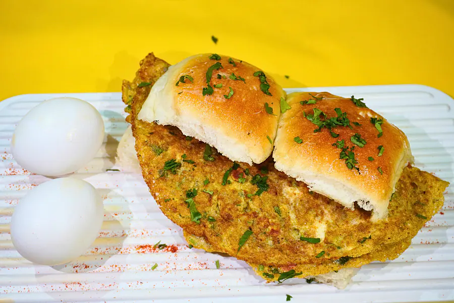 Mumbai Desi Omelette Pav
