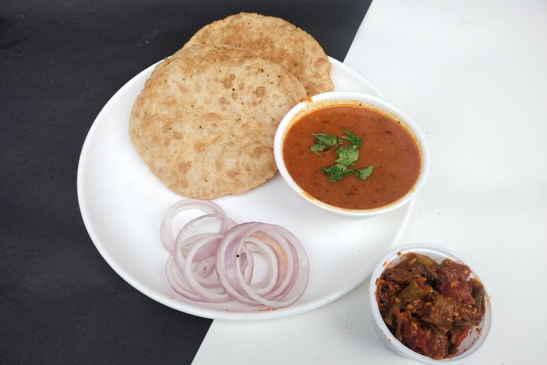 Poori (5Pcs) + Choice Of Sabzi