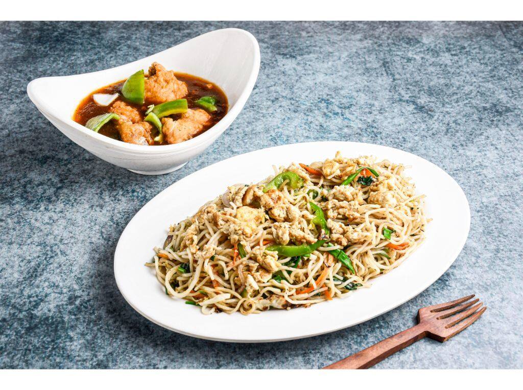 Egg Hakka Noodles With Boneless Chilli Chicken [3 Pieces]