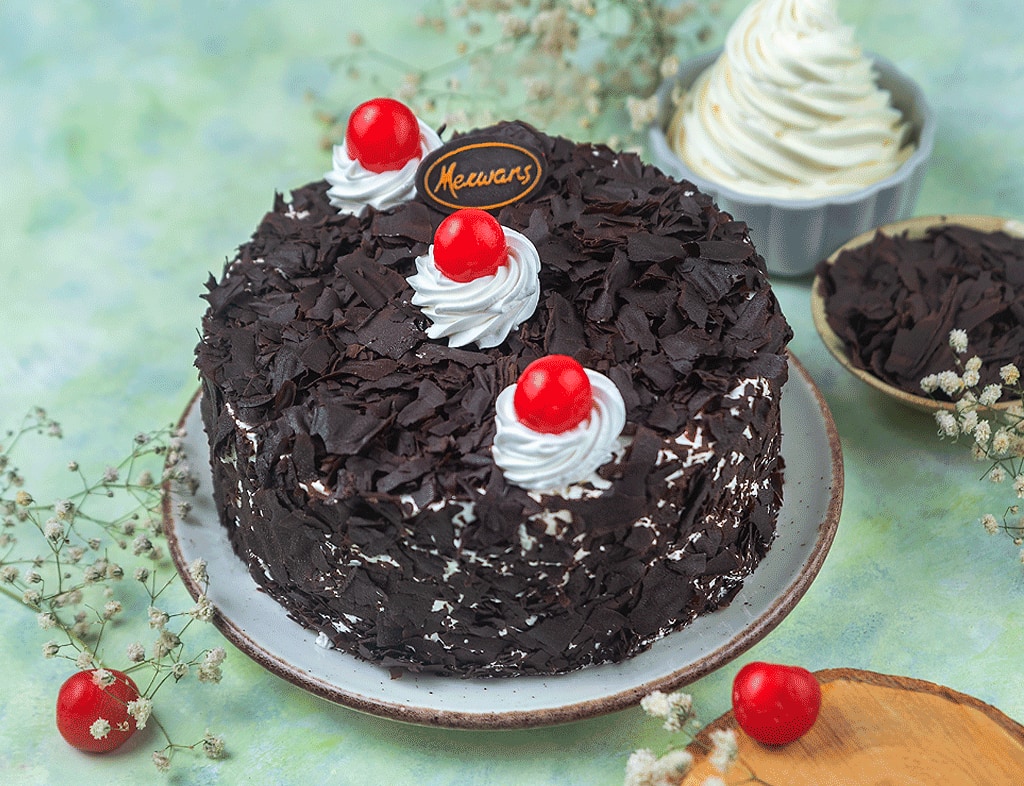 Chocolate Crackle Cake - Decorated Cake by Sarah - CakesDecor