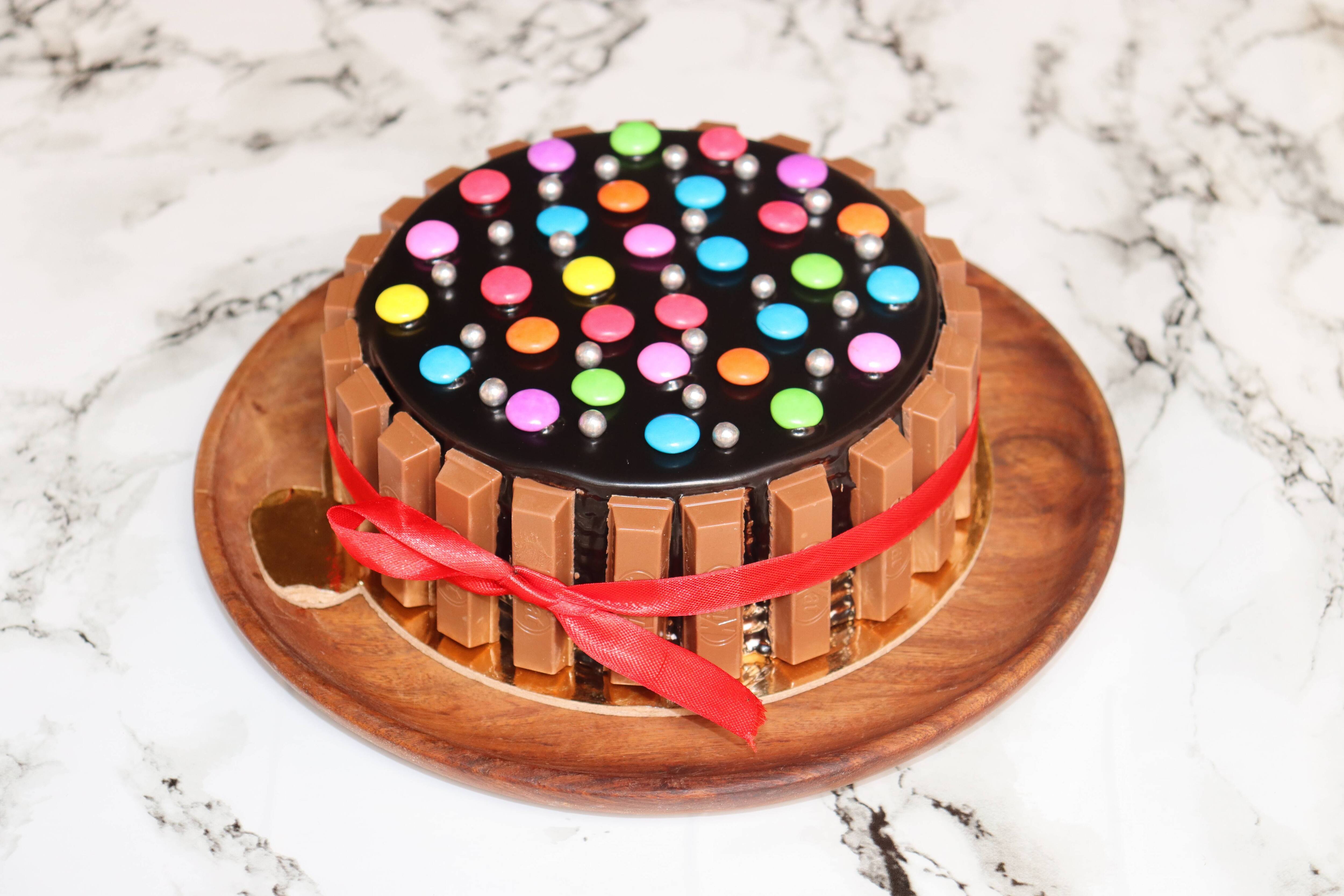 KitKat Bars With Gems Cake [500 Grams]