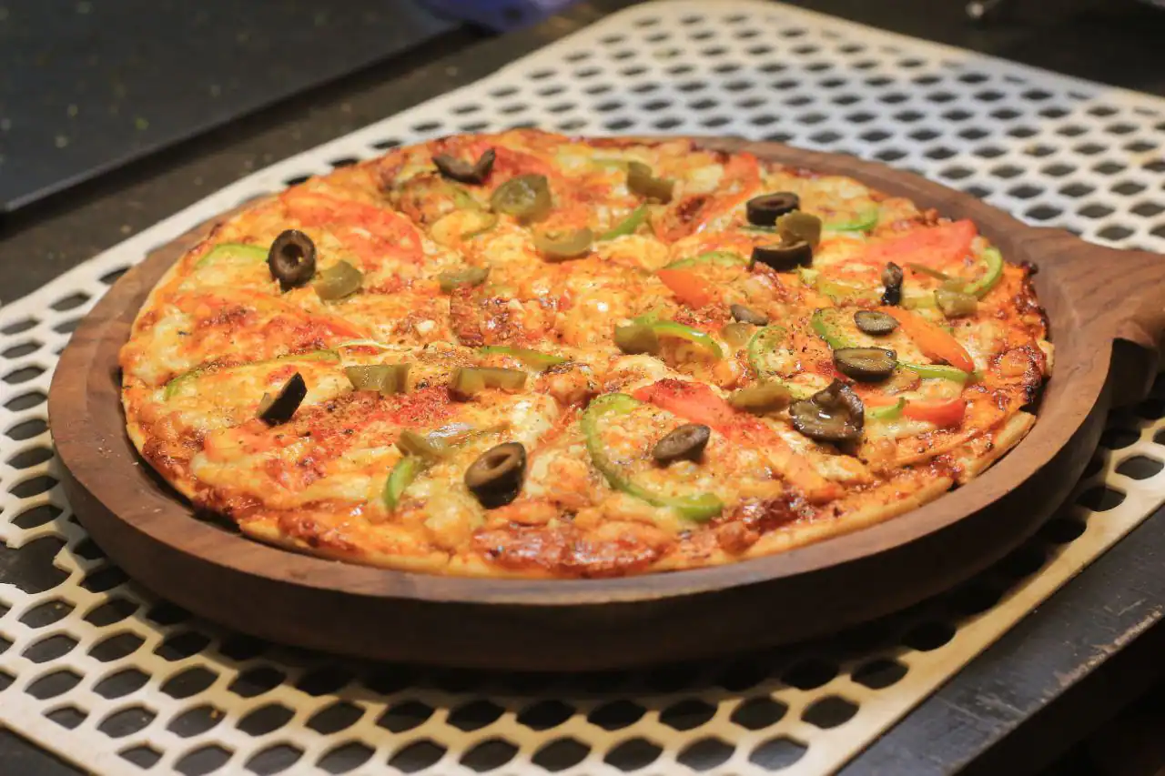 Crispy Capsicum And Fresh Tomato Pizza