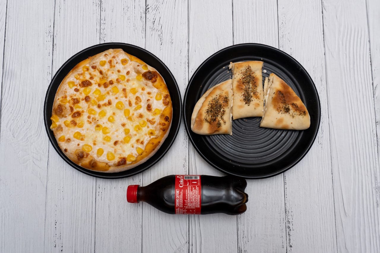 Corn Pizza With Cheese Garlic Bread And Coke Soft Beverage [250 Ml]