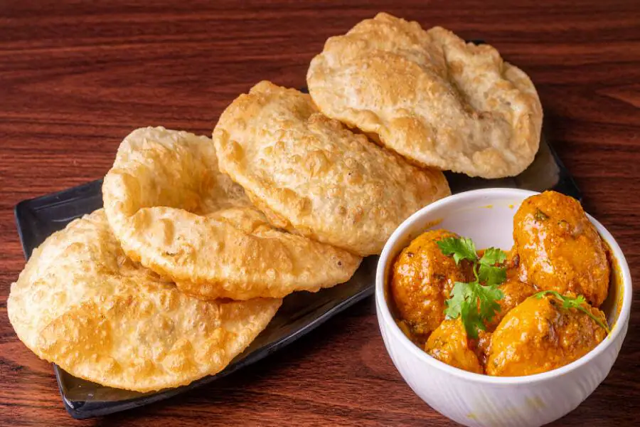4 Koraishutir Kochuri With Aloo Dum