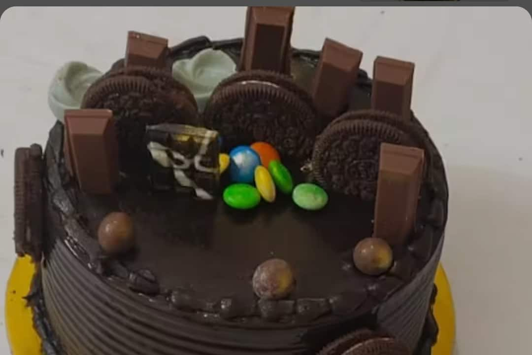 Order KitKat Oreo Cake Online in India - giftsdestination