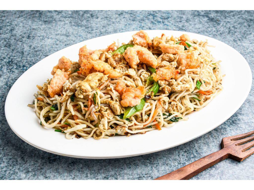 Egg Chicken Hakka Noodles