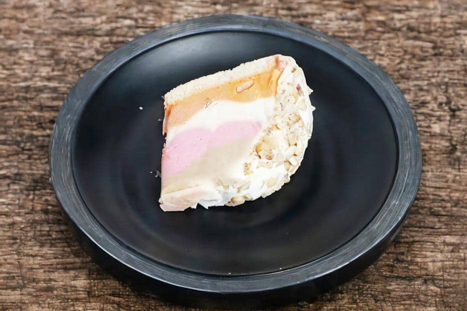 Arun Cassata Slice Vannil Strawberry Blackcurrant & Coffee ice Cream 120 ml  - Tekka Bazzar