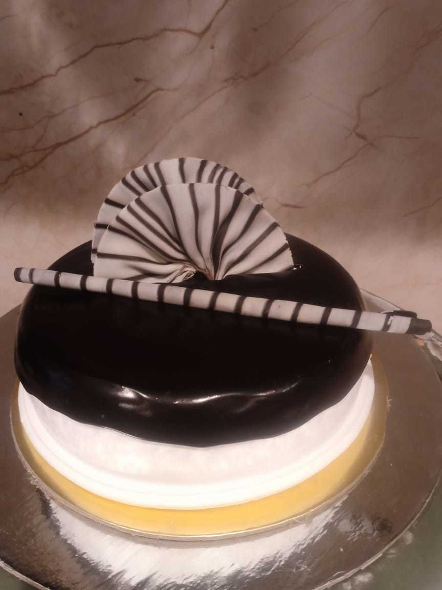 Butter Scotch with Chocolate Garnish Cake Home Delivery | Indiagift