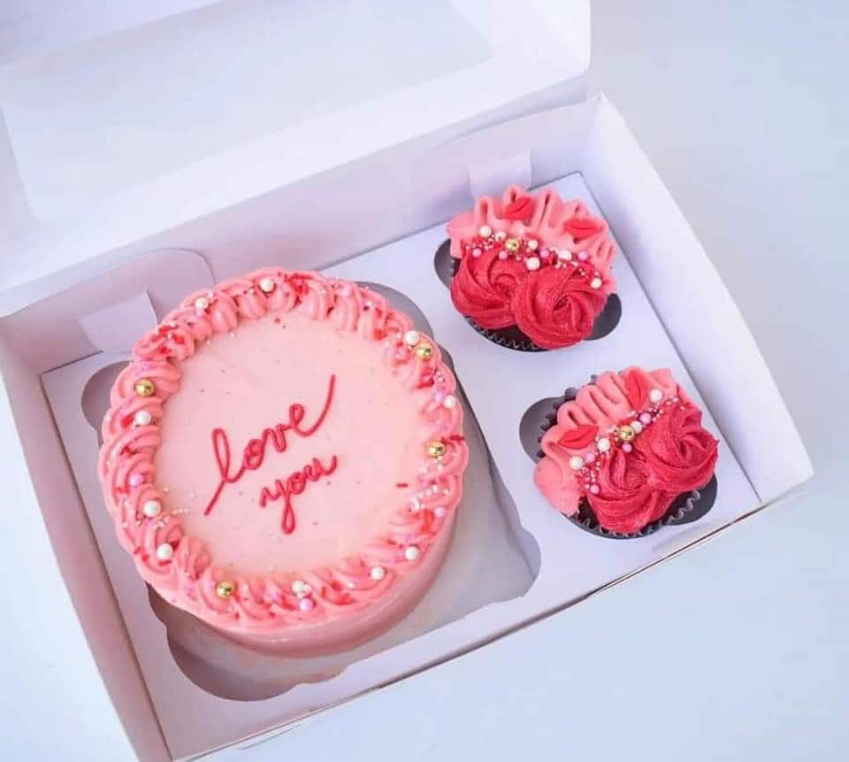 Red Velvet Bento Cake [350 G] With Cupcake [2 Pieces]
