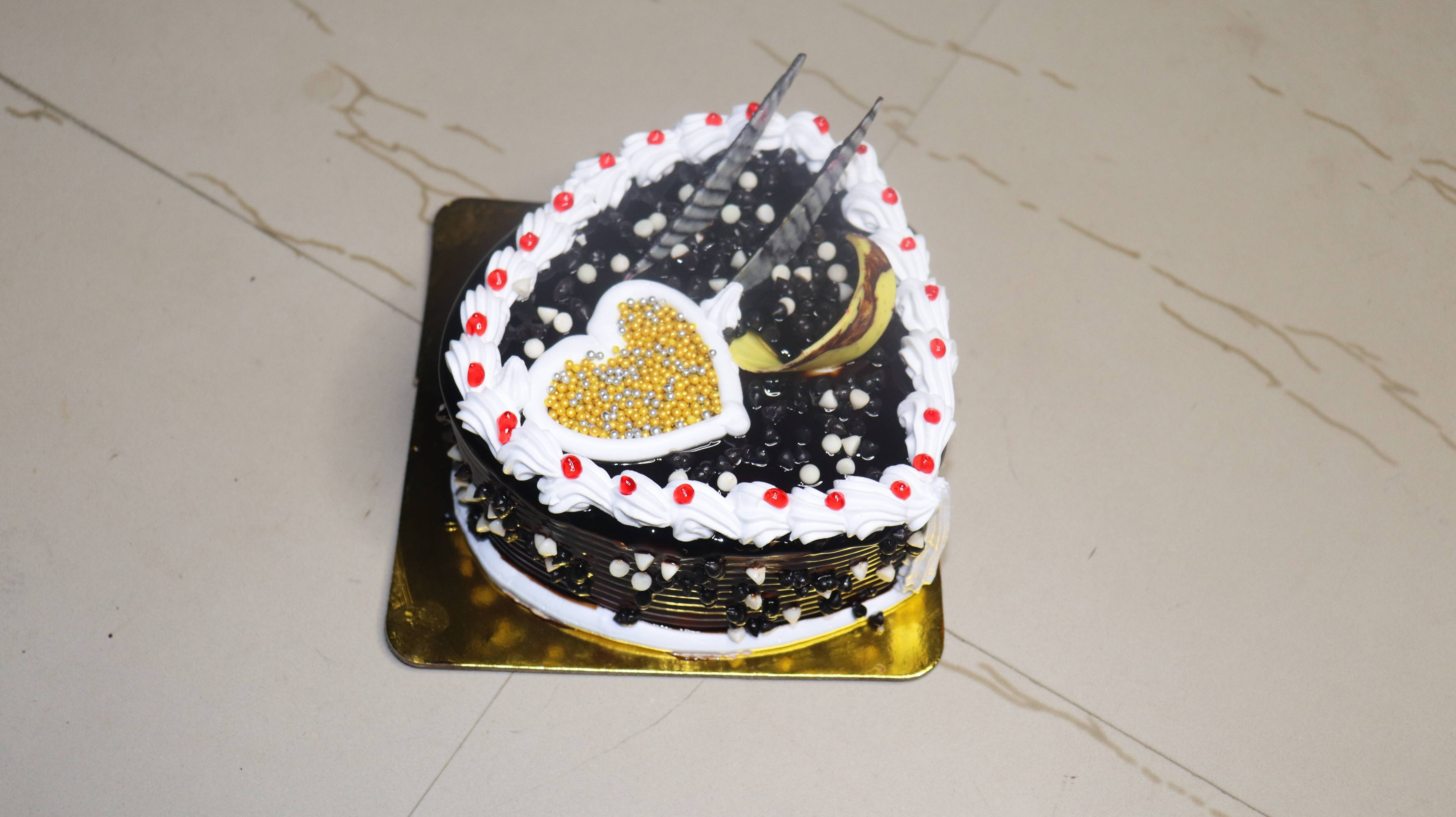 Choco Chip Heart Shape Cake [500 Grams]