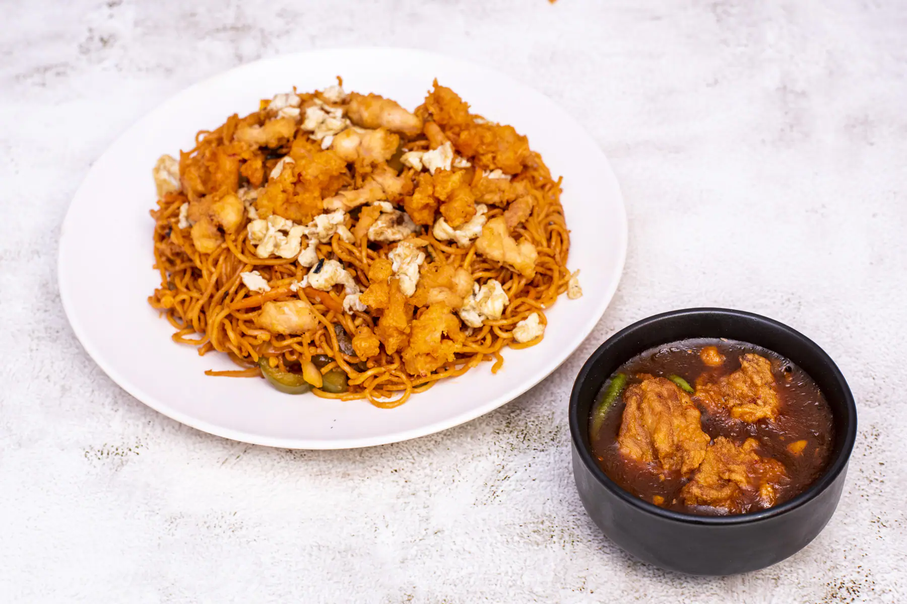 Mixed Garlic Hakka Noodles With Boneless Chilli Chicken [3 Pieces]