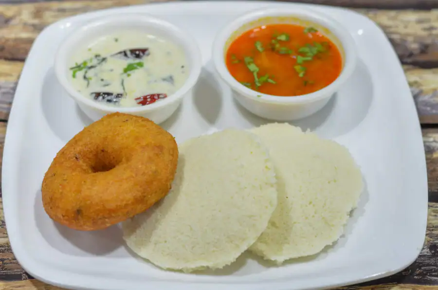Idli Vada (2 Idli + 1 Vada)