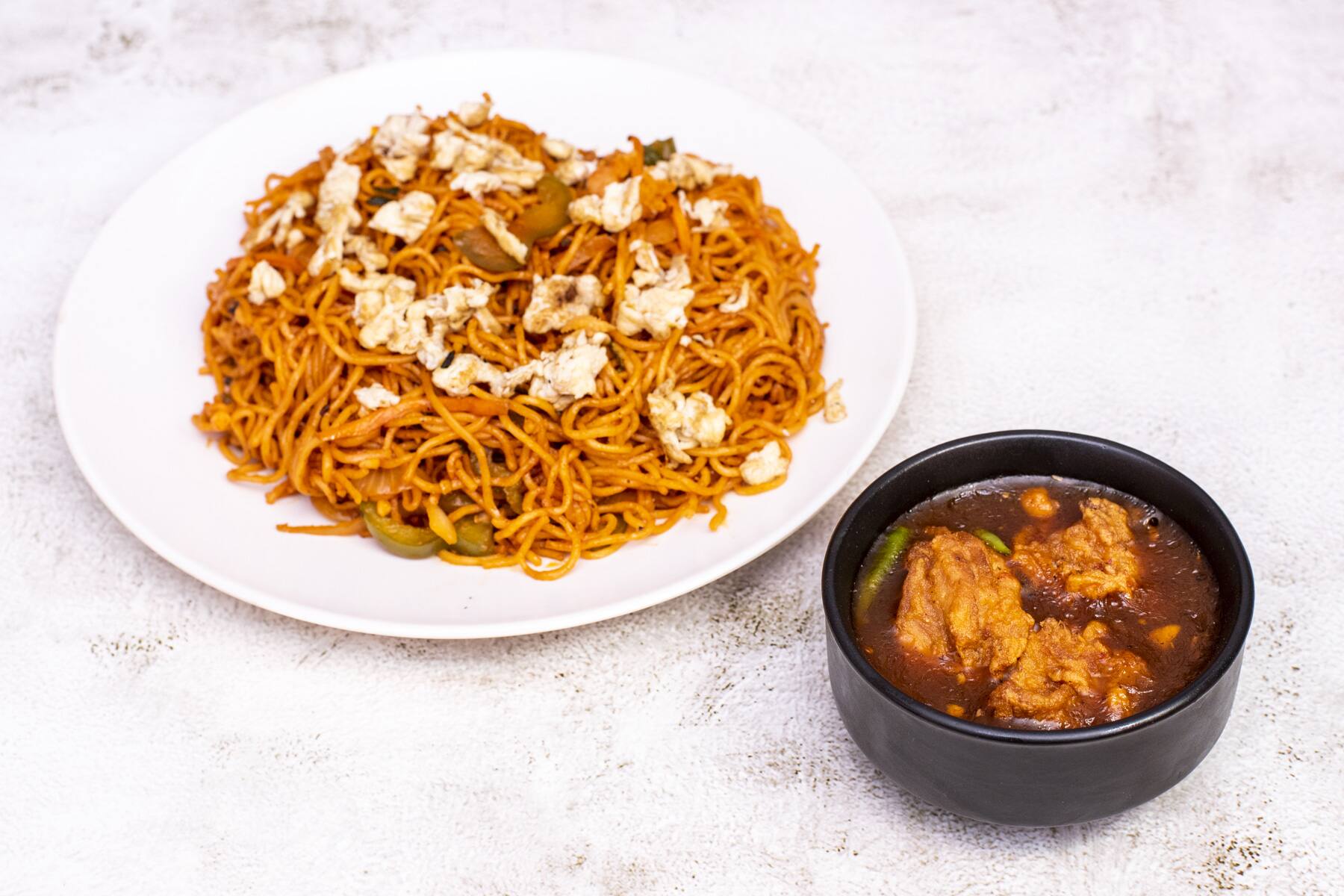 Egg Garlic Hakka Noodles With Boneless Chilli Chicken [3 Pieces]