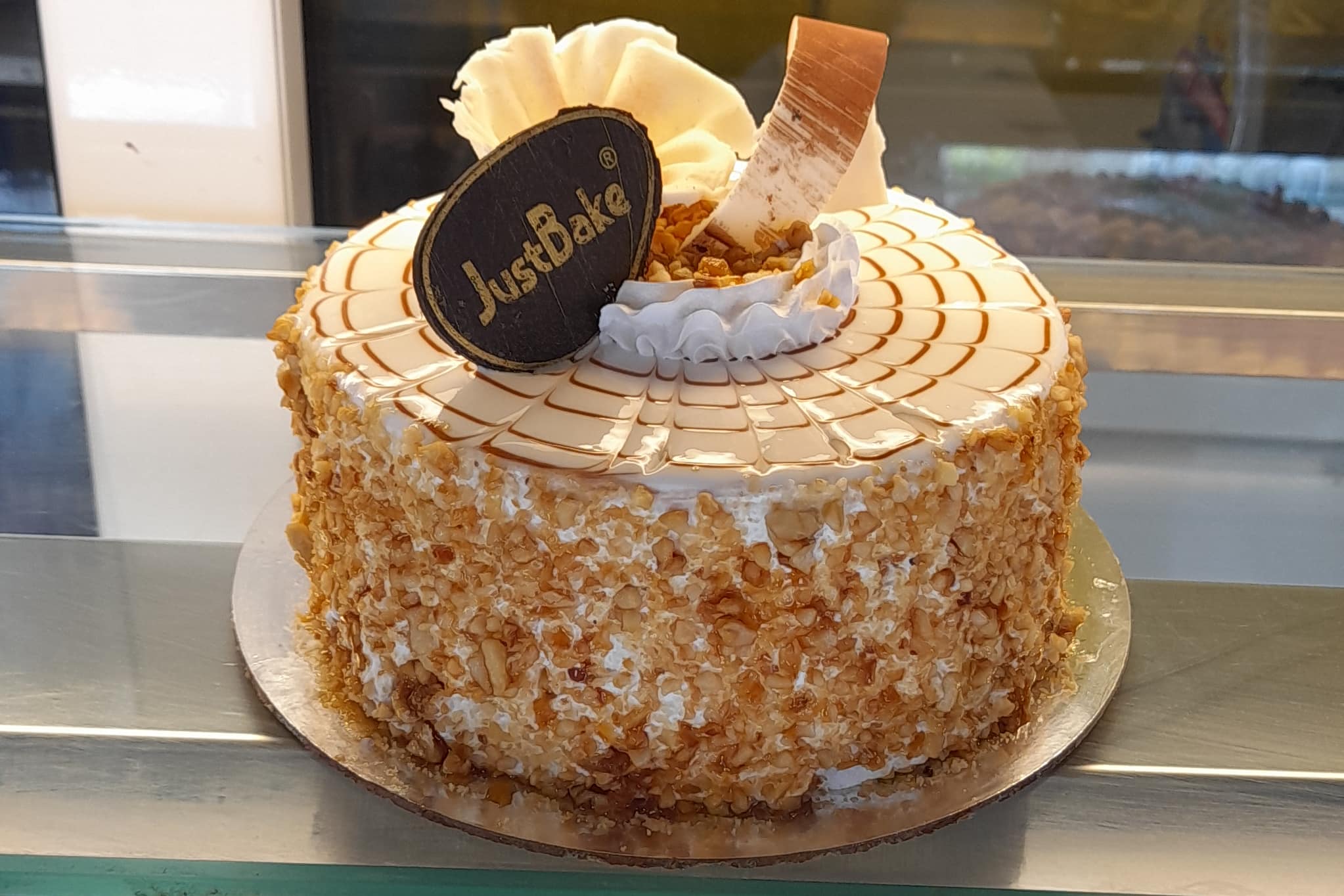 Share more than 79 butterscotch cake pic best - in.daotaonec