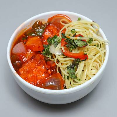 Veg Hakka Noodles With Chilli Paneer Gravy (650 Ml)