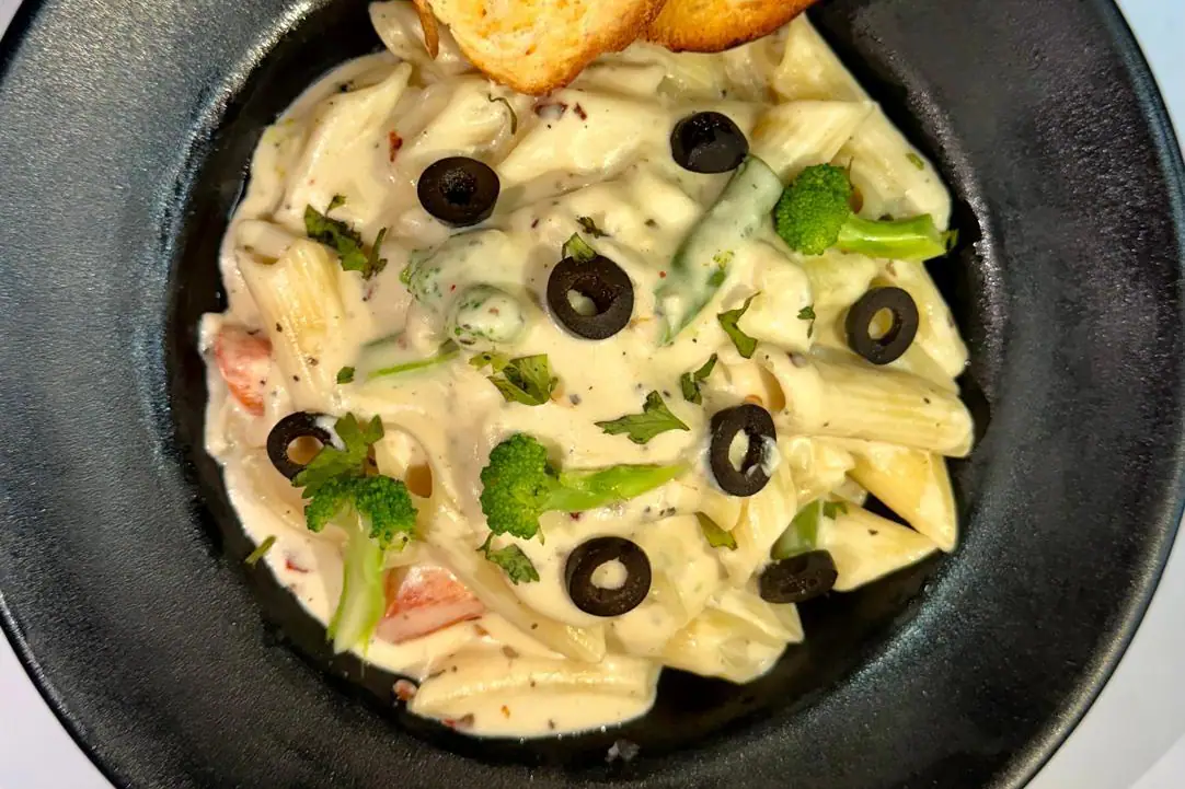 Cheesy Alfredo White Sauce Pasta [750 Ml]