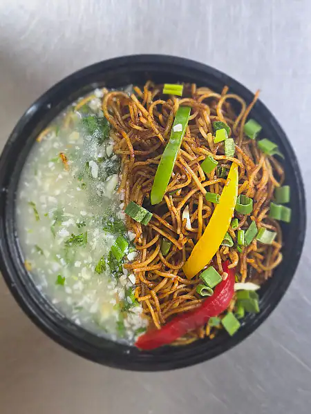 Chicken Sappid Pepper Noodles With Chicken Garlic Corriander Sauce
