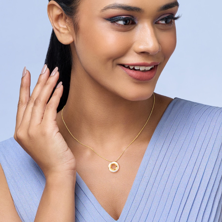 Round like a wheel gold Pendant