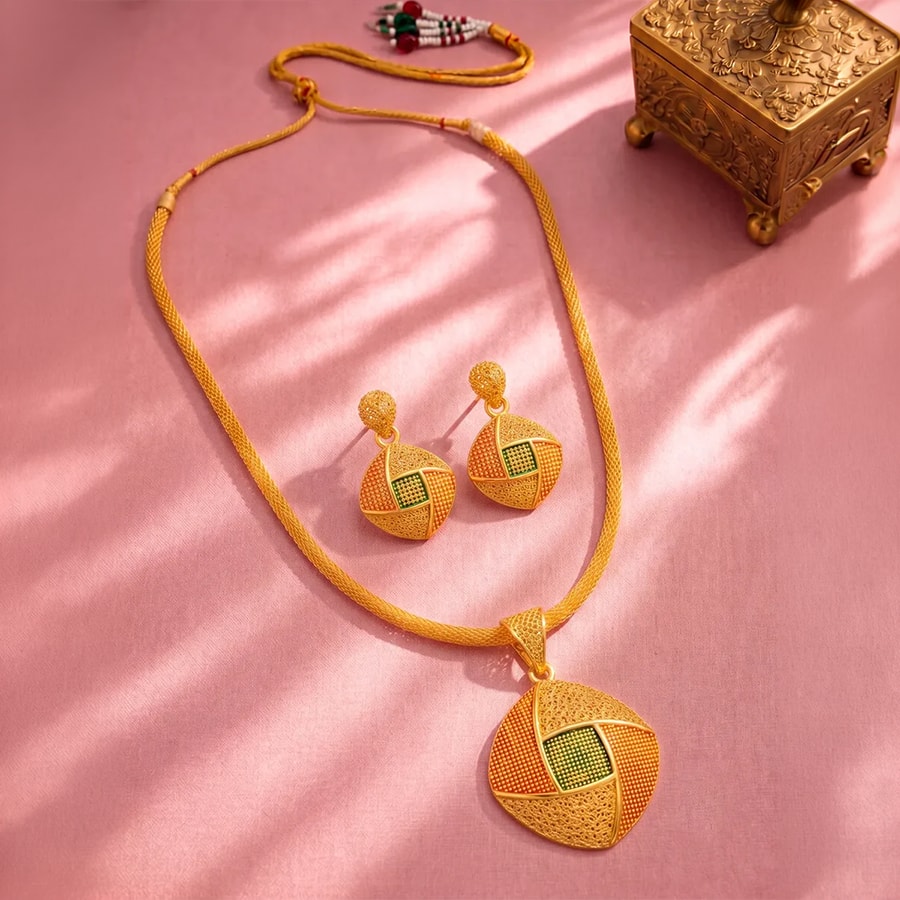 Peora Heritage Grid Pendent Necklace Set - Gold