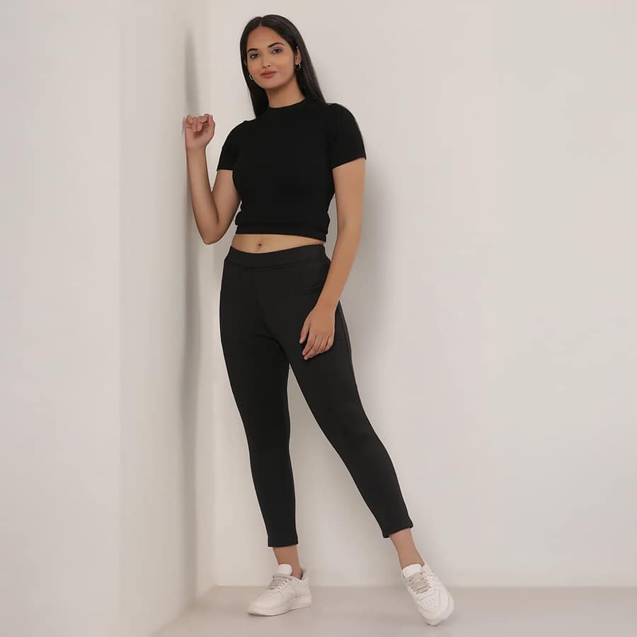 Elleven Women's Black Solid Skinny Fit Calf Length Mid Rise Tights