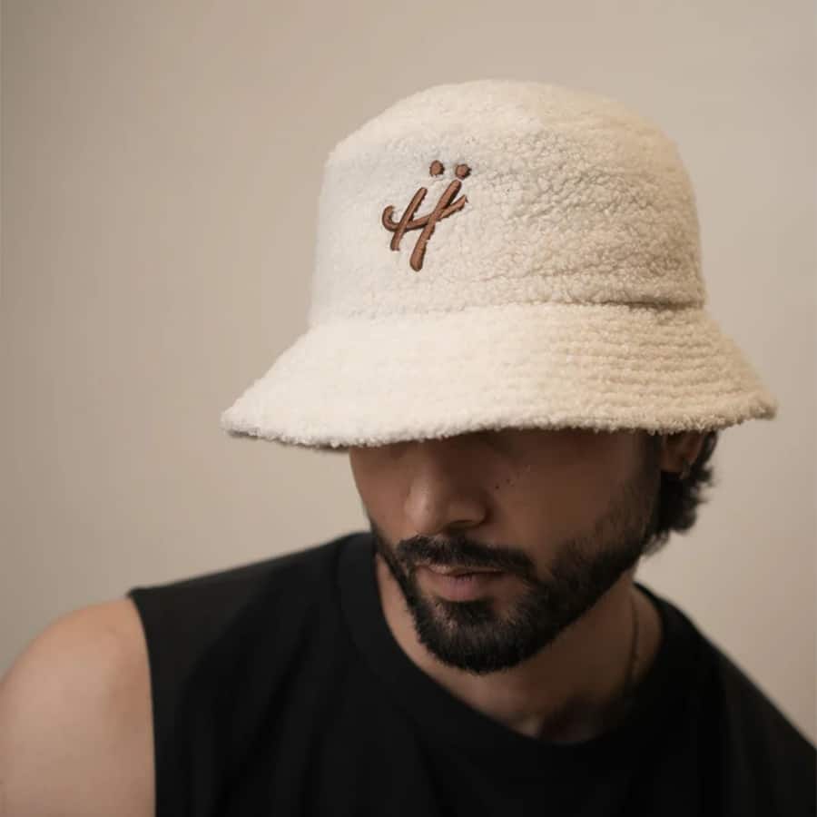 The signature H beige bucket hat