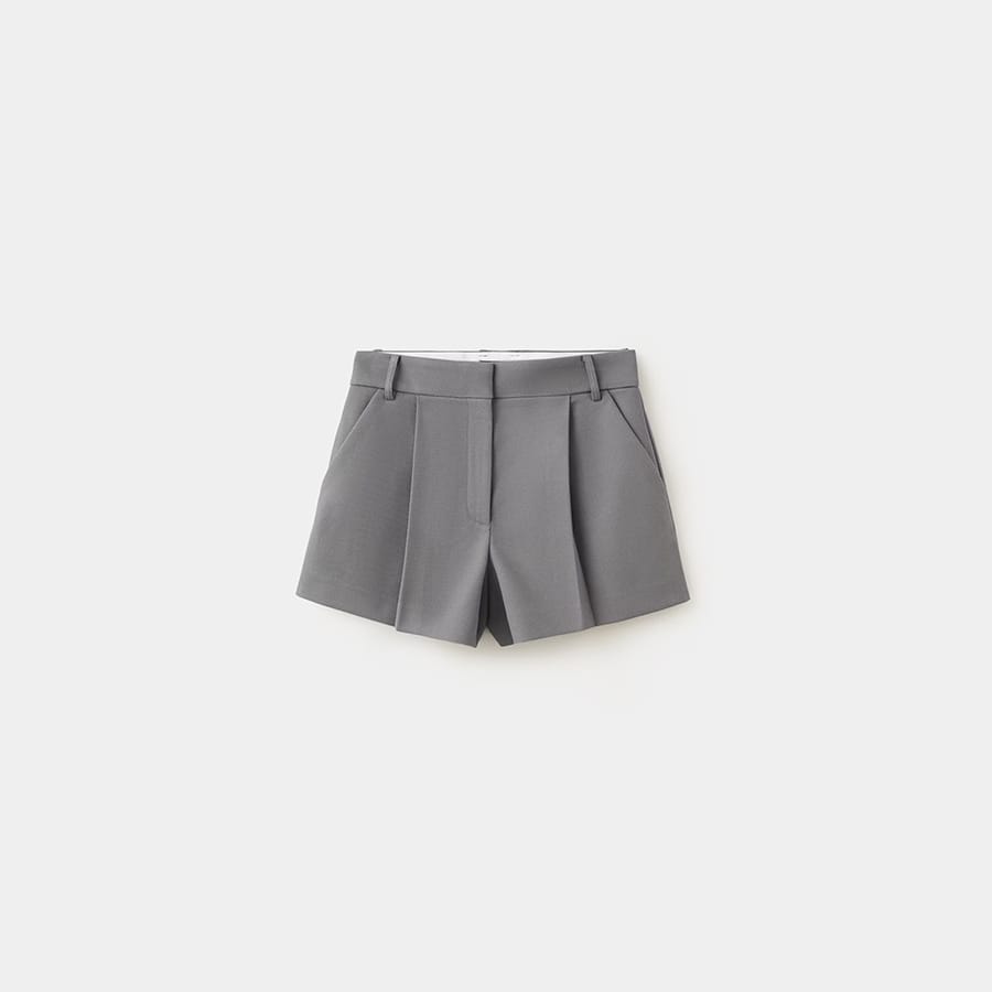 Straight shorts with pleated detail