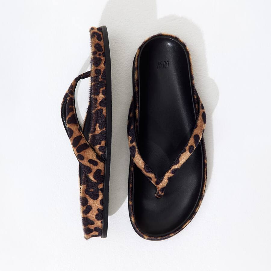 Footbed flip-flops