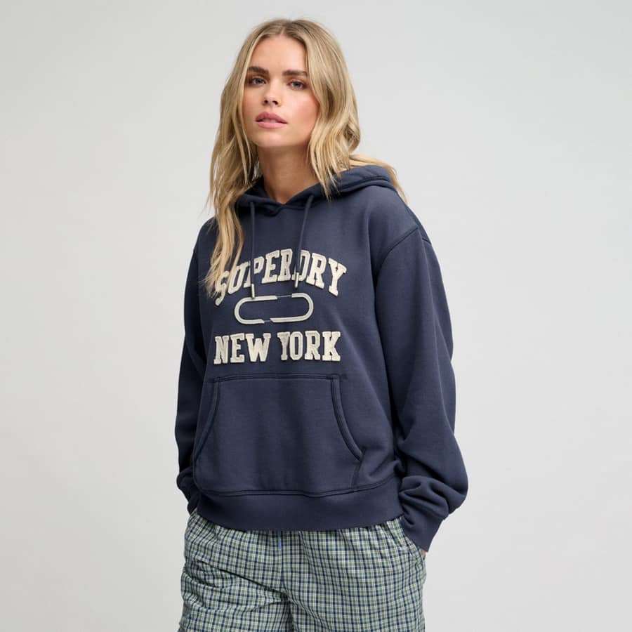 ATHLETIC ESSENTIAL APPLIQUE CROP HOOD